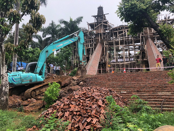 Hà Nội: Đang cưỡng chế phá dỡ “cung điện” xây trái phép tại Ba Vì ảnh 1