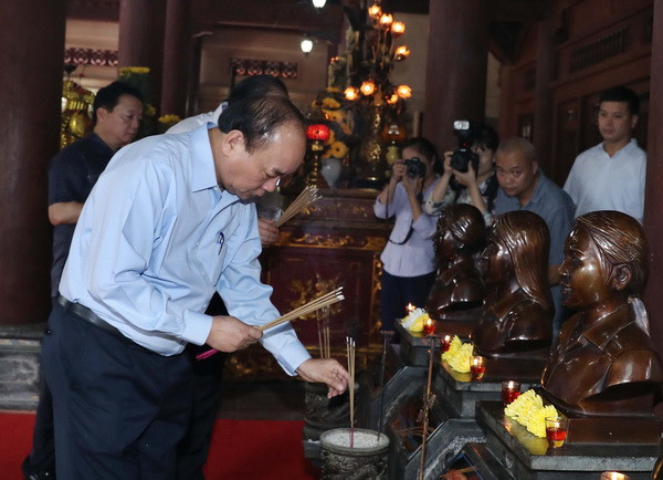 Thủ tướng Nguyễn Xuân Phúc dâng hương tại Khu Di tích Kim Liên ảnh 2