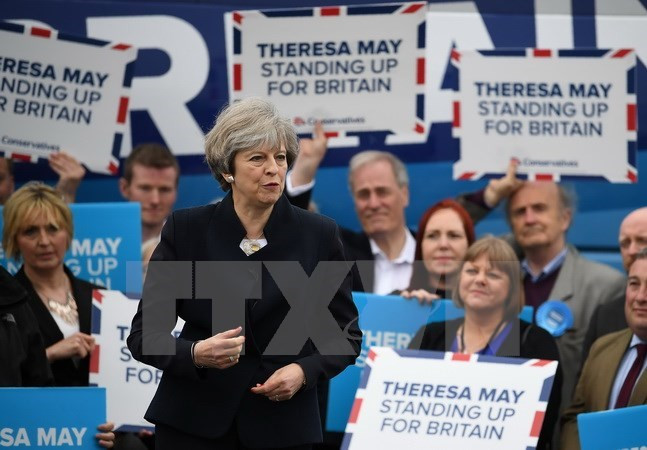 Thủ tướng Anh Theresa May gặp những người ủng hộ trong chiến dịch tranh cử ở Newcastle ngày 125. (Nguồn AFPTTXVN) Thất bại trong bầu cử quốc hội, Thủ tướng Anh thay đổi nội các ảnh 1