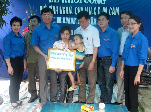 Thông tấn xã Việt Nam trao nhà tình nghĩa cho nạn nhân da cam ảnh 1