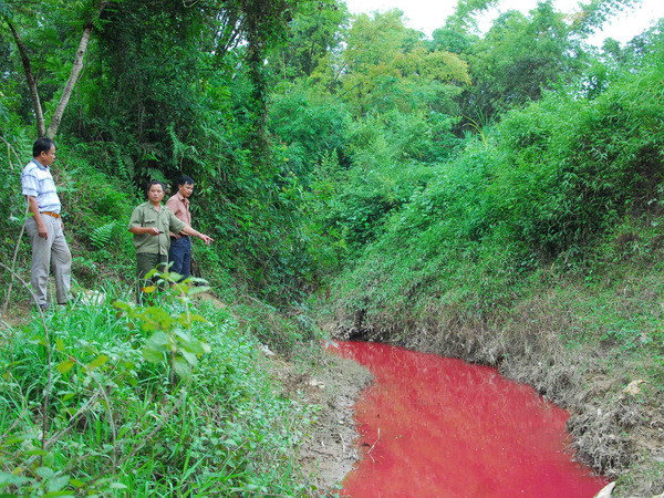 Thực hư về vụ suối Nậm Khếnh ở Điện Biên đổi màu đỏ như máu ảnh 1