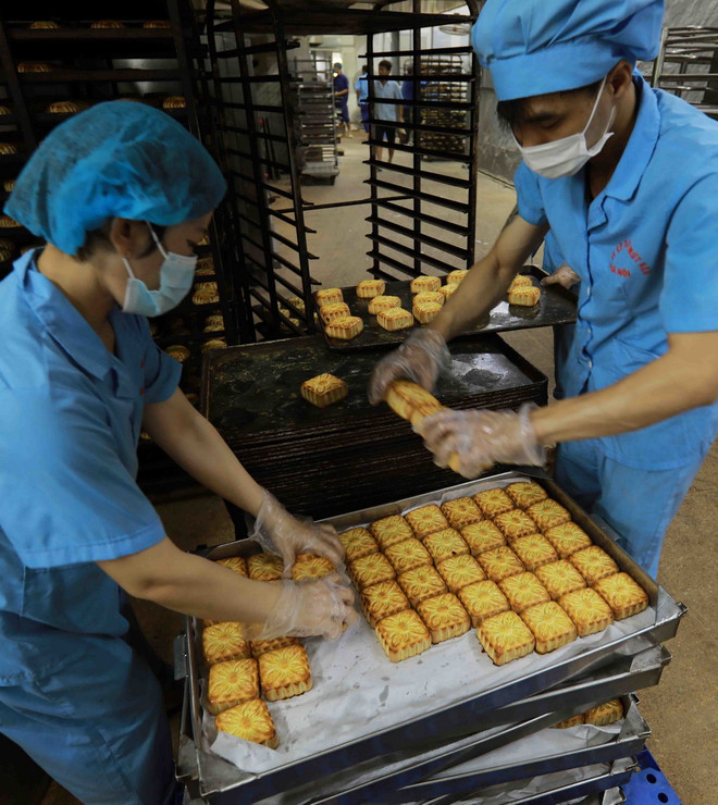 Phân loại, đóng gói sản phẩm bánh Trung Thu. (Ảnh: Vũ Sinh/TTXVN) ttxvn_2508_banh trung thu (2).jpg