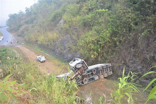 Lại xảy ra lật xe container, dốc Nà Lơi thành ''điểm đen'' tai nạn ảnh 1