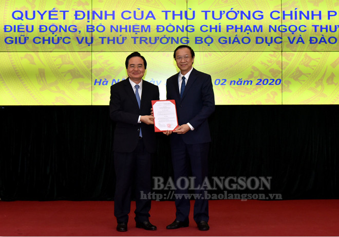 Bộ trưởng Bộ Giáo dục và Đào tạo Phùng Xuân Nhạ trao quyết định của Thủ tướng Chính phủ điều động, bổ nhiệm ông Phạm Ngọc Thưởng giữ chức vụ Thứ trưởng Bộ Giáo dục và Đào tạo. (Nguồn: baolangson.vn) Công bố Quyết định điều động, bổ nhiệm tân Thứ trưởng Bộ Giáo dục ảnh 1