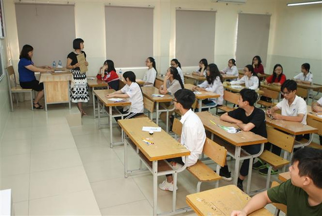 Giám thị thông báo nội quy phòng thi tại điểm thi trường THCS Dịch Vọng. (Ảnh: Thanh Tùng/TTXVN) Tuyển sinh vào lớp 10: Hà Nội sẽ công bố môn thi thứ tư vào tháng 3 ảnh 1
