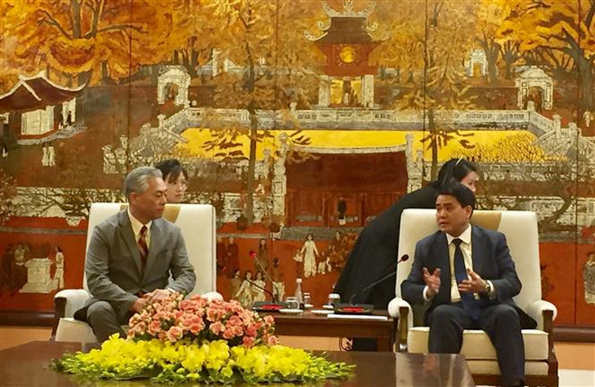 Chủ tịch Ủy ban Nhân dân thành phố Hà Nội Nguyễn Đức Chung tiếp ông Koyama Noriaki, Phó Chủ tịch Tập đoàn Uniqlo. (Ảnh: Nguyễn Thắng/TTXVN) Hà Nội tạo thuận lợi nhất để các Tập đoàn lớn mở rộng kinh doanh ảnh 1