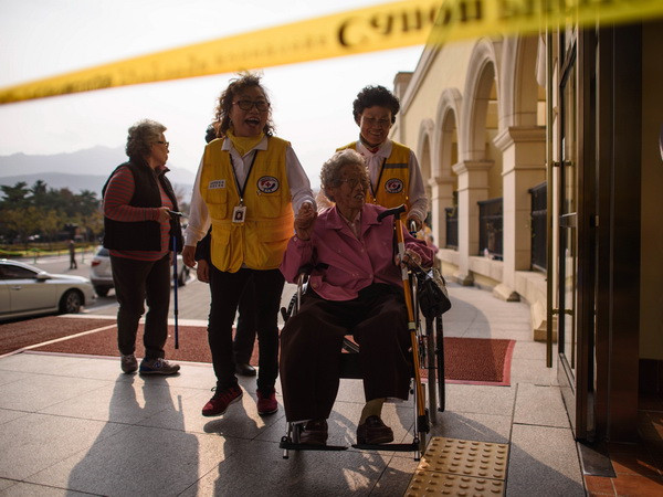 Gần 400 người Hàn Quốc lên đường sang Triều Tiên đoàn tụ gia đình ảnh 1