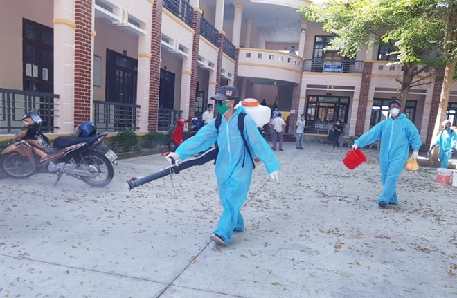 Quảng Nam phong tỏa, phun thuốc khử trùng chợ đầu mối Tam Kỳ ảnh 1