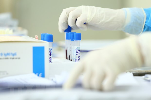 Lấy mẫu xét nghiệm. (Ảnh: TTXVN/Vietnam+) Việt Nam ghi nhận thêm 12 ca mắc COVID-19 mới, đều được cách ly ngay ảnh 1