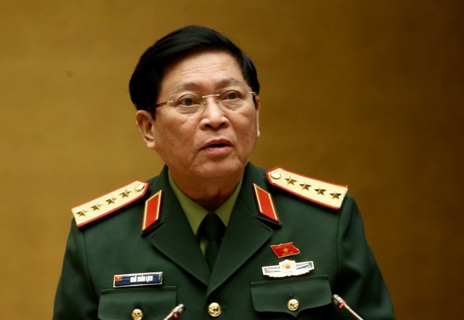 Bộ trưởng Bộ Quốc phòng Ngô Xuân Lịch, thừa ủy quyền của Thủ tướng Chính phủ trình bày Tờ trình về dự thảo Nghị quyết về tham gia lực lượng gìn giữ hòa bình của Liên hợp quốc. (Ảnh: Dương Giang/TTXVN) Ngày làm việc thứ năm của Kỳ họp thứ 10, Quốc hội khóa XIV ảnh 1