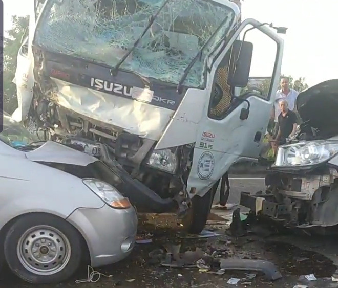 Tai nạn giao thông trên cao tốc Hà Nội-Bắc Giang, 3 người thương vong ảnh 1