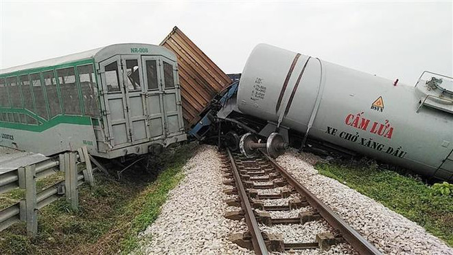 Quốc lộ 1A đã thông tuyến sau vụ xe tải va chạm với tàu hàng ảnh 1