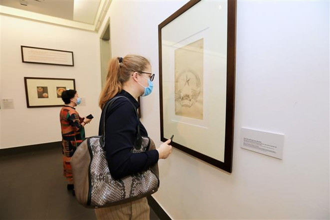 Hành trình sáng tạo Quốc huy Việt Nam của họa sỹ Bùi Trang Chước ảnh 3