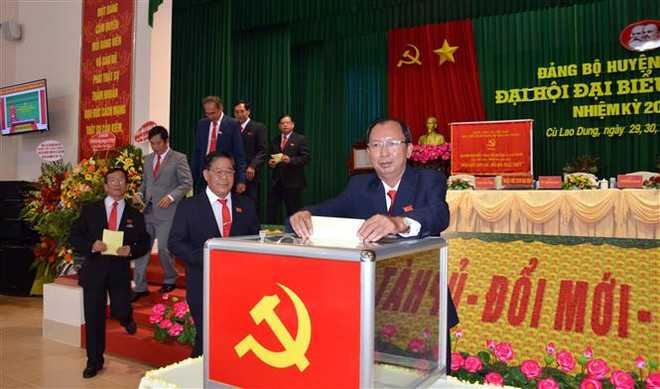 Đại biểu bỏ phiếu bầu Ban chấp hành Đảng bộ huyện Cù Lao Dung (Sóc Trăng) lần thứ XIII. (Ảnh: Trung Hiếu/TTXVN) Nhìn lại đại hội đảng bộ cấp trên cơ sở: Kinh nghiệm từ thực tiễn ảnh 2