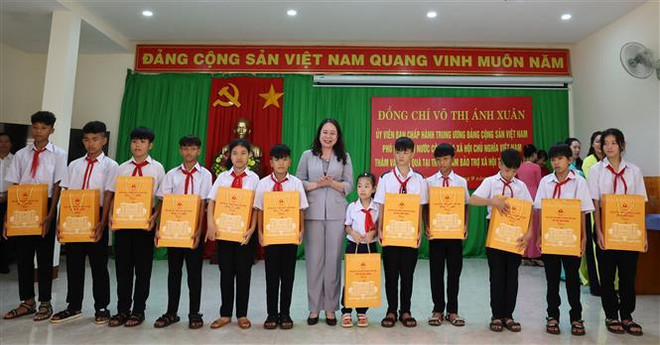 Phó Chủ tịch nước Võ Thị Ánh Xuân thăm và tặng quà tại Đắk Lắk ảnh 2
