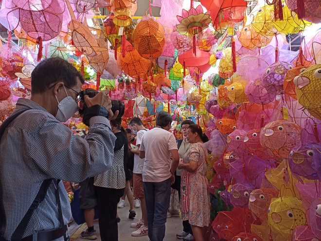 Hong Kong rực rỡ trong sắc màu đèn lồng dịp Tết Trung Thu ảnh 1