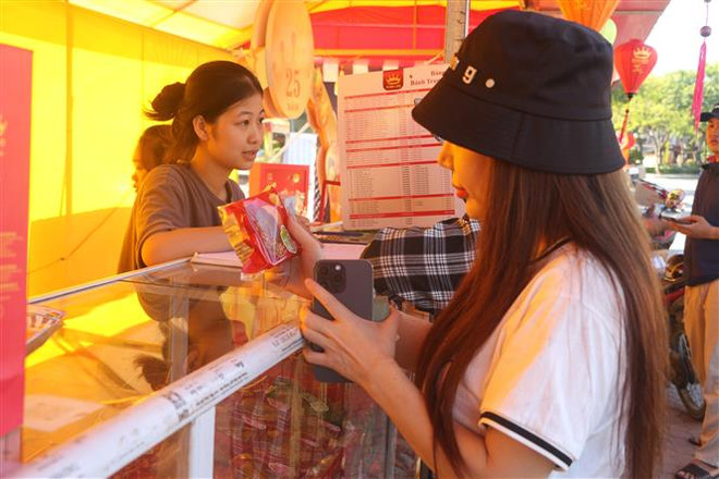 Doanh nghiệp đồng loạt khuyến mại giảm giá bánh Trung thu ảnh 1