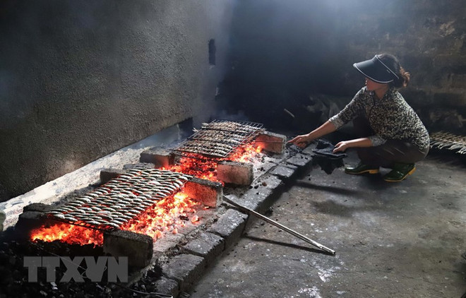 Giữ lửa nghề truyền thống nướng cá biển nơi 'miền chân sóng' ảnh 2