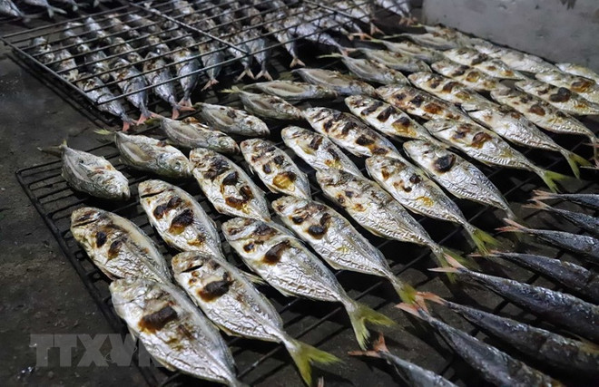 Giữ lửa nghề truyền thống nướng cá biển nơi 'miền chân sóng' ảnh 1