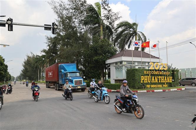 Công nhân và xe hàng lưu thông tấp nập tại Khu Công nghiệp Phú An Thạnh, Bến Lức, Long An. (Ảnh: Minh Hưng/TTXVN) Long An: Đánh giá chỉ số PCI, tạo môi trường kinh doanh thông thoáng ảnh 1