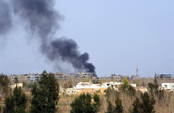 Khói bốc lên sau các cuộc không kích ở Đông Ghouta, Syria. (Nguồn: THX/TTXVN) Sân bay quân sự ở miền Trung Syria bị không kích bằng tên lửa ảnh 1