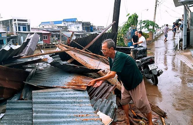 Dông, lốc tiếp tục khiến hàng chục ngôi nhà tại xã Tắc Vân bị sập và tốc mái. (Ảnh: Huỳnh Thế Anh/TTXVN) Đêm 11/8, nhiều khu vực trên cả nước có dông, lốc và gió giật mạnh ảnh 1