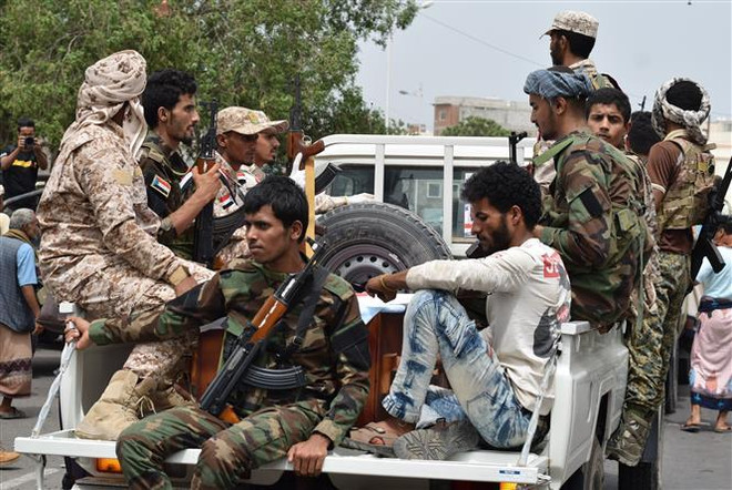 Lực lượng trung thành với nhóm gọi là Hội đồng Chuyển tiếp miền Nam (STC) gác tại Aden, Yemen. (Ảnh: THX/TTXVN) Yemen: Liên quân Arab tấn công thành phố cảng Aden ảnh 1