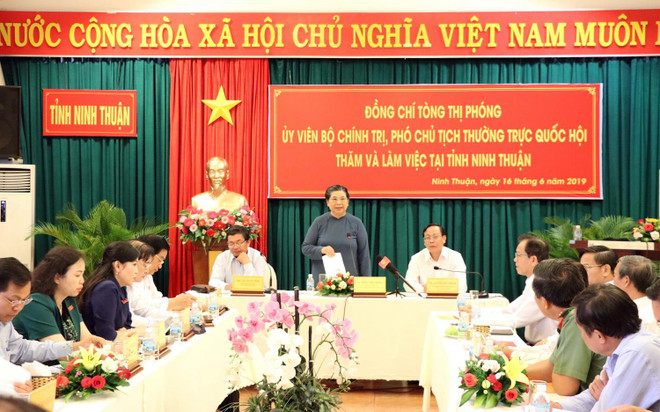 Phó Chủ tịch Thường trực Quốc hội Tòng Thị Phóng phát biểu tại buổi làm việc với lãnh đạo chủ chốt tỉnh Ninh Thuận. (Ảnh: Công Thử/TTXVN) Phó Chủ tịch Quốc hội Tòng Thị Phóng làm việc tại Ninh Thuận ảnh 1