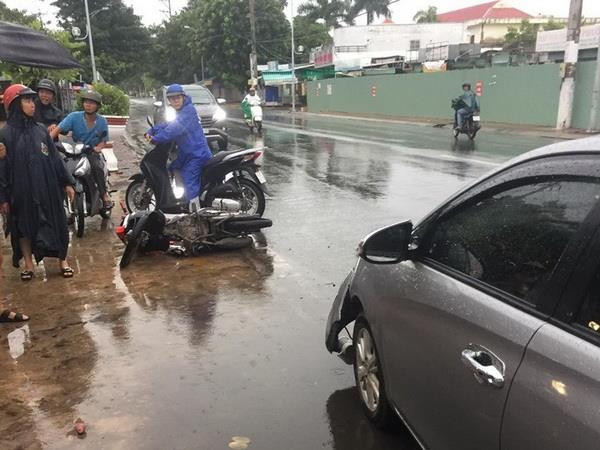 Hiện trường vụ tai nạn. (Ảnh: Huỳnh Sử/TTXVN) Bạc Liêu: Ôtô 4 chỗ tông liên hoàn vào xe máy, 2 người bị thương nặng ảnh 1