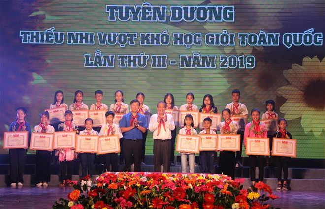 Phó Thủ tướng Thường trực Chính phủ Trương Hòa Bình, anh Lê Quốc Phong, Bí thư thứ nhất Trung ương Đoàn trao tặng Bằng khen của Trung ương Đoàn cho thiếu nhi vượt khó học giỏi tiêu biểu. (Ảnh: Xuân Dự/TTXVN) Tuyên dương thiếu nhi vượt khó học giỏi tiêu biểu toàn quốc năm 2019 ảnh 1