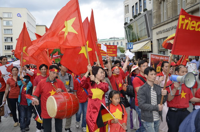 Dòng người biểu tình phản đối Trung Quốc rực đỏ tại Hannover ảnh 2