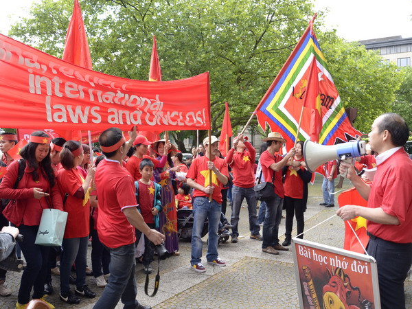 Dòng người biểu tình phản đối Trung Quốc rực đỏ tại Hannover ảnh 1