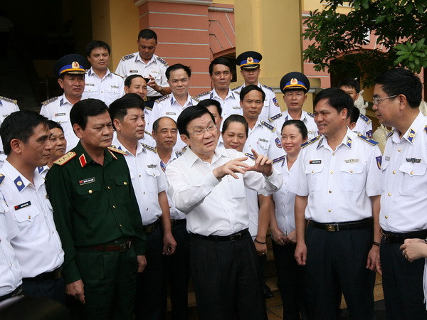 Chủ tịch nước thăm, tặng quà Cảnh sát biển và Kiểm ngư ảnh 1