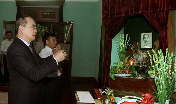 Lãnh đạo Đảng, Nhà nước dâng hương tưởng niệm Chủ tịch Hồ Chí Minh ảnh 1