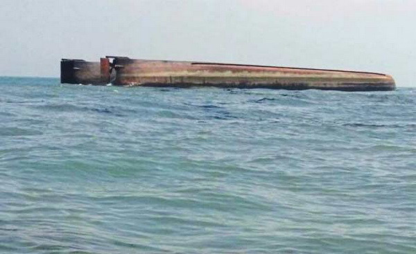 Lật thuyền chở khoảng 100 người ở ngoài khơi Malaysia ảnh 1