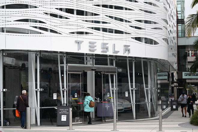 Một cửa hàng của Tesla ở Santa Monica, California, Mỹ. (Ảnh: AFP/TTXVN) ttxvn_xe dien Trung Quoc tai Mexico.jpg