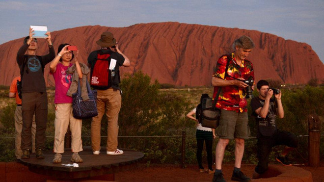 Australia: Du khách đổ xô lên núi Uluru trước khi bị đóng cửa ảnh 1