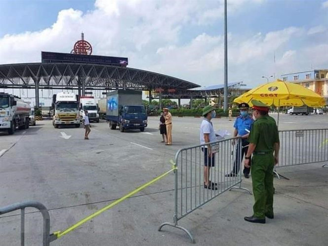 Phạt nặng đối tượng lợi dụng xe cứu hộ chở người qua chốt kiểm soát ảnh 1