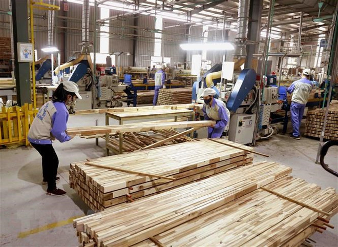 Sản xuất sản phẩm đồ gỗ xuất khẩu sang thị trường EU của Công ty CP WOODSLAND Tuyên Quang. (Ảnh: Vũ Sinh/TTXVN) Ấn Độ không áp thuế chống bán phá giá gỗ MDF nhập khẩu từ Việt Nam ảnh 1