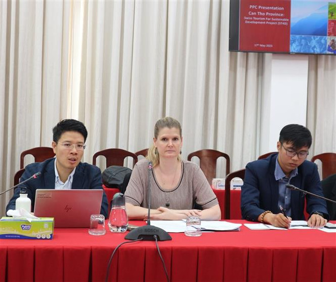 Bà Katrin Ochsenbein, Phó ban Hợp tác Phát triển, Đại sứ quán Thụy Sĩ tại Việt Nam, phát biểu trong buổi làm việc. (Ảnh: Ánh Tuyết/TTXVN) Thụy Sĩ hỗ trợ thành phố Cần Thơ phát triển du lịch bền vững ảnh 2