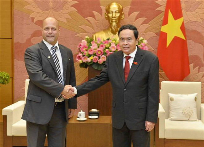 Phó Chủ tịch Thường trực Quốc hội Trần Thanh Mẫn tiếp ông Gerardo Hernandez Nordelo, Ủy viên Trung ương Đảng Cộng sản Cuba, Chủ tịch Ủy ban Bảo vệ Cách mạng Cuba. (Ảnh: Minh Đức/TTXVN) Việt Nam chia sẻ những khó khăn, thách thức mà Cuba đang phải đối mặt ảnh 1
