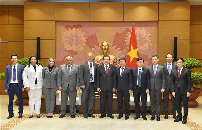 Phó Chủ tịch Thường trực Quốc hội Trần Thanh Mẫn, ông Gerardo Hernandez Nordelo, Ủy viên Trung ương Đảng Cộng sản Cuba, Chủ tịch Ủy ban Bảo vệ Cách mạng Cuba và các thành viên trong đoàn. (Ảnh: Minh Đức/TTXVN) Việt Nam chia sẻ những khó khăn, thách thức mà Cuba đang phải đối mặt ảnh 2
