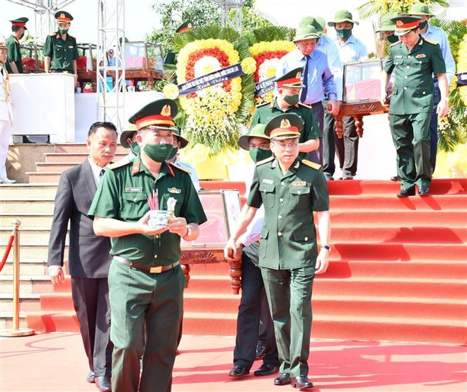 Truy điệu, an táng 19 liệt sỹ là quân tình nguyện, chuyên gia Việt Nam hy sinh tại Lào. (Ảnh: Đức Thọ/TTXVN) Nghĩa trang Liệt sỹ Ba Dốc đón 19 quân tình nguyện tại Lào về an nghỉ ảnh 1