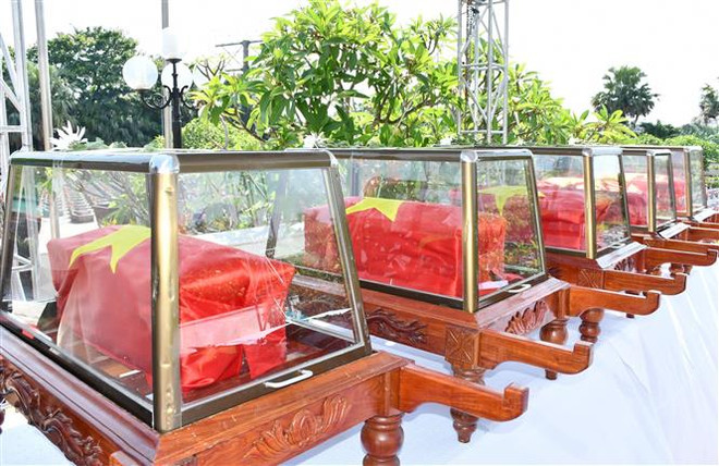 Truy điệu, an táng 19 liệt sỹ là quân tình nguyện, chuyên gia Việt Nam hy sinh tại Lào. (Ảnh: Đức Thọ/TTXVN) Nghĩa trang Liệt sỹ Ba Dốc đón 19 quân tình nguyện tại Lào về an nghỉ ảnh 2