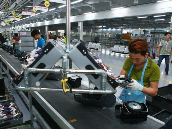 Dây chuyền sản xuất thiết bị điện tử gia dụng tại công ty LG Electronics Việt Nam. (Ảnh: Lâm Khánh/TTXVN) Bức tranh kinh tế-xã hội sáu tháng đầu năm có dấu hiệu khởi sắc ảnh 1