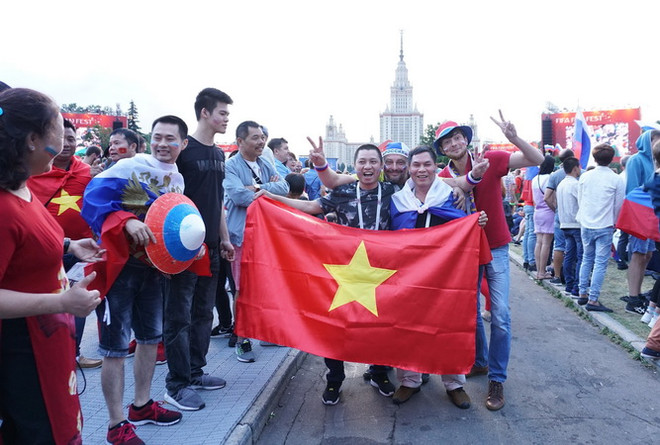 World Cup 2018: Cổ động viên Việt Nam khuấy đảo Fanzone ở Moskva ảnh 1