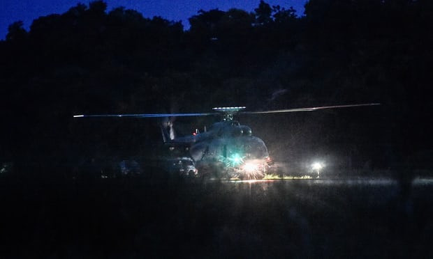 Trực thăng sẽ đưa các thành viên đội bóng nhí Thái Lan tới bệnh viện ảnh 1