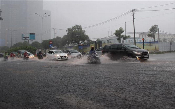 Mưa lớn trên diện rộng, nhiều khu vực trũng thấp của TP.HCM ngập nặng ảnh 1