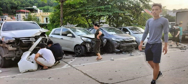 Nhiều xe ôtô đang đỗ bên đường bị đâm nát phần đầu. (Ảnh: TTXVN phát) Quảng Ninh: Xe bán tải đâm liên hoàn nhiều xe đỗ bên đường hỏng nặng ảnh 1