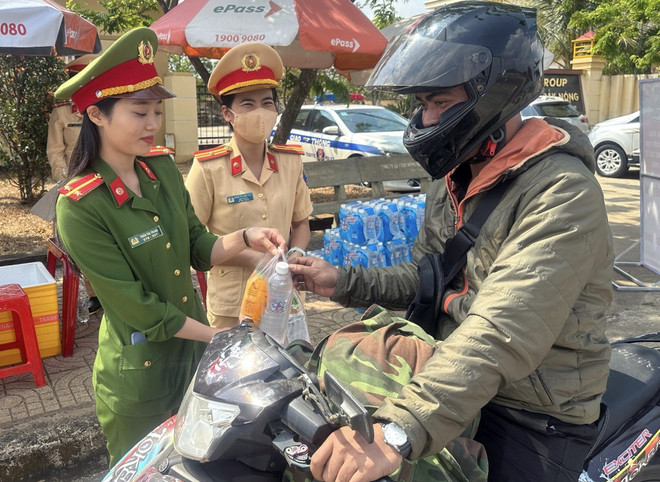 ttxvn_0502_CSGT qua tet (2).jpg